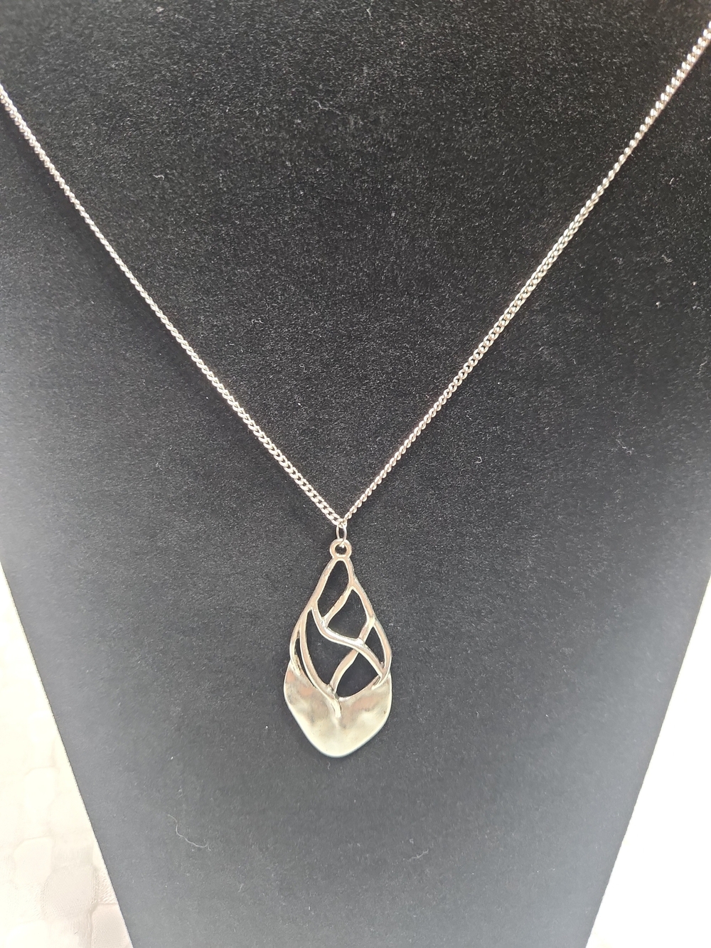 Silver Tone Teardrop Pendant Necklace 20"